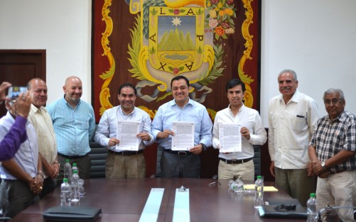 El alcalde Américo Zúñiga Martínez y el secretario general del Sindicato de Trabajadores al Servicio del Ayuntamiento de la Xalapa de la Confederación Revolucionaria de Obreros y Campesinos (CROC), Rolando Ortega Salazar, firmaron las condiciones generales del trabajo para el año 2017, entre las que se incluye un incremento salarial del 4 por ciento, en beneficio de 2 mil 350 empleados municipales.
