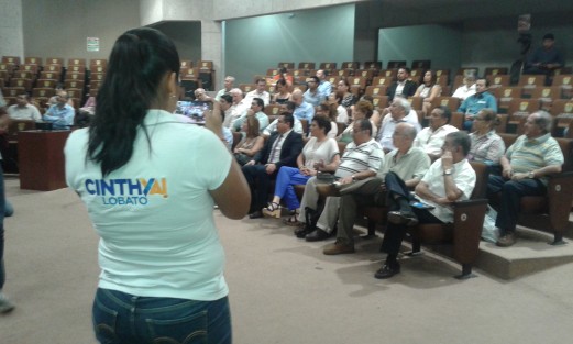 Cinthya ¡Ya!... aparece. La diputada Lobato está haciendo fama por su ausencia en los eventos, hasta los que ella organiza. Hoy se llevó a cabo la conferencia: <em>Estadio Jalapeño, Arquitectura de Vanguardia en 1925</em>, a cargo del arquitecto Broca Castillo, iniciando son retraso por esperarla. Concluyó, y su equipo todavía decía que en breve llegaría. 