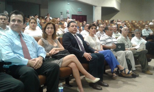 Al quite como anfitriona en la conferencia en el auditorio del Congreso del Estado, entró la diputada Marieli Manterola. Quizá Cinthya Lobato no llegó por andar apurada en la sombria entregando despensas. 