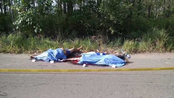 Los cadáveres de cuatro sujetos fueron encontrados la mañana de este miércoles en el tramo carretero Dobladero – Laguna de Lagarto, perteneciente al municipio de Chacaltianguis.

Los cadáveres se encontraban sobre un gran charco de sangre, lo que hace suponer que fueron asesinados en el lugar.
