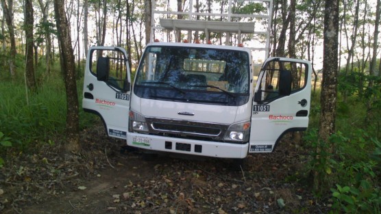 Cabe mencionar que a  unos 30 metros de la carretera y entre los árboles, fue hallado abandonado un vehículo, de la empresa Bachoco.