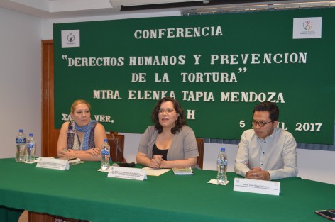 Elanka Tapia Mendoza, visitadora de la CNDH, en conferencia de prensa habló sobre la prevención de la tortura; la acompañaron María Fernanda Casas y Joan Xavier Vázquez.
