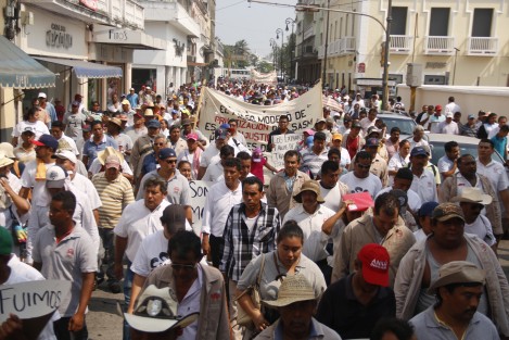 Trabajadores del extinto SAS, marcharon por las calles del centro de Veracruz para pedirle al gobernador del estado, Miguel Ángel Yunes Linares, que interceda por ellos ante el congreso local para quitarle la concesión del suministro de agua potable y alcantarillado al Grupo MAS y les devuelva a ellos las fuentes de empleo que perdieron con la llegada de esta empresa. 