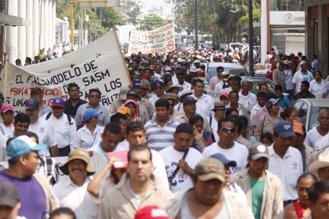 Trabajadores del extinto SAS, marcharon por las calles del centro de Veracruz para pedirle al gobernador del estado, Miguel Ángel Yunes Linares, que interceda por ellos ante el congreso local para quitarle la concesión del suministro de agua potable y alcantarillado al Grupo MAS y les devuelva a ellos las fuentes de empleo que perdieron con la llegada de esta empresa. 