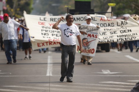 Trabajadores del extinto SAS, marcharon por las calles del centro de Veracruz para pedirle al gobernador del estado, Miguel Ángel Yunes Linares, que interceda por ellos ante el congreso local para quitarle la concesión del suministro de agua potable y alcantarillado al Grupo MAS y les devuelva a ellos las fuentes de empleo que perdieron con la llegada de esta empresa.  