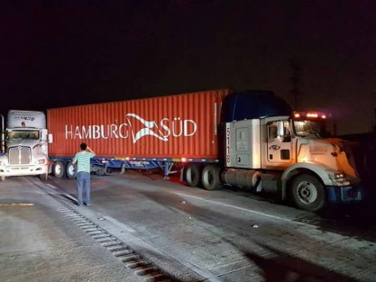 La madrugada de este jueves se suscitó una carambola en la autopista Córdoba-Veracruz, a la altura del Trébol de Amatlán. Las unidades involucradas fueron cuatro tráileres, los cuales chocaron en el kilómetro 296; afortunadamente sólo se registraron daños materiales.