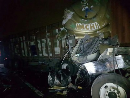 La madrugada de este jueves se suscitó una carambola en la autopista Córdoba-Veracruz, a la altura del Trébol de Amatlán. Las unidades involucradas fueron cuatro tráileres, los cuales chocaron en el kilómetro 296; afortunadamente sólo se registraron daños materiales. 
