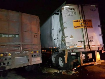 La madrugada de este jueves se suscitó una carambola en la autopista Córdoba-Veracruz, a la altura del Trébol de Amatlán. Las unidades involucradas fueron cuatro tráileres, los cuales chocaron en el kilómetro 296; afortunadamente sólo se registraron daños materiales.