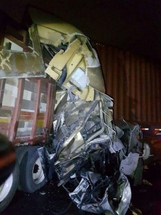 La madrugada de este jueves se suscitó una carambola en la autopista Córdoba-Veracruz, a la altura del Trébol de Amatlán. Las unidades involucradas fueron cuatro tráileres, los cuales chocaron en el kilómetro 296; afortunadamente sólo se registraron daños materiales.