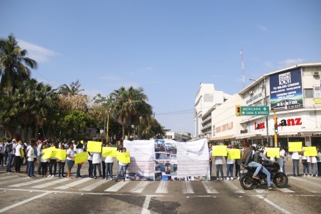 Alumnos del CBTIS 190 de Boca del Río, cerraron las calles de Independencia y Rayón como protesta por las amenazas que presuntamente han sufrido por parte del director del plantel educativo. Piden la intervención de las autoridades competentes.