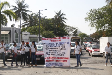 Alumnos del CBTIS 190 de Boca del Río, cerraron las calles de Independencia y Rayón como protesta por las amenazas que presuntamente han sufrido por parte del director del plantel educativo. Piden la intervención de las autoridades competentes.