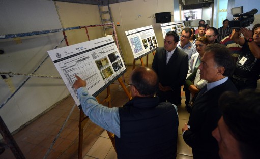 El gobernador Miguel Ángel Yunes Linares en compañía del secretario de Salud, Irán Castillo, del director del CAE y del alcalde de Xalapa, Américo Zúñiga, recorrió el área de pediatría de ese nosocomio, la cual está siendo remodelada y se espera sea entregada para el mes de noviembre. 