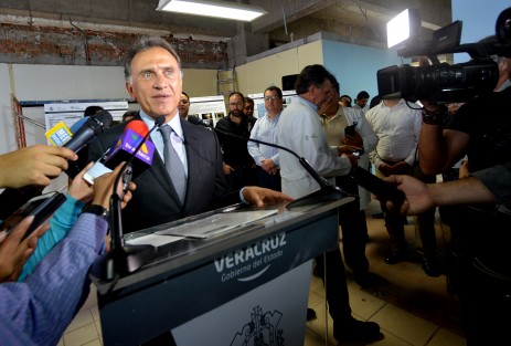 Yunes Linares dijo que se hace una inversión de 75 mdp en  el Centro de Alta Especialidad de Xalapa. El gobernador no dejó pasar la oportunidad de recordar que estas obras se realizan con dinero recuperado del desvío de recursos de la administración pasada.