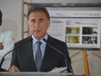Cuestionado sobre la seguridad en el estado, el gobernador Miguel Ángel Yunes Linares, dijo que siguen robando comercios, pero menos. 