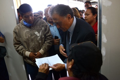 Durante su visita al CAE de Xalapa, el gobernador Miguel ängel Yunes fue abordado por un ciudadano afectado por el 20% de desabasto de medicamentos que hay en los hospitales de Veracruz. Dijo trabajar para que ya pronto se le pueda surtir su receta a todos. 