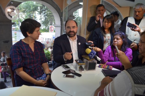 Emilio Álvarez Icaza, Coordinador del Consejo Nacional Promotor de la iniciativa ciudadana y colectiva, ofreció conferencia de prensa en un café de Xalapa; ahora busca ser candidato independiente para ocupar la presidencia de la República.