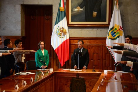 Mercedes de la Vega Armijo, Directora General del Archivo de la Nación, y el Gobernador del estado Miguel Ángel Yunes tomaron protesta a los Integrantes del Consejo estatal de archivos. 