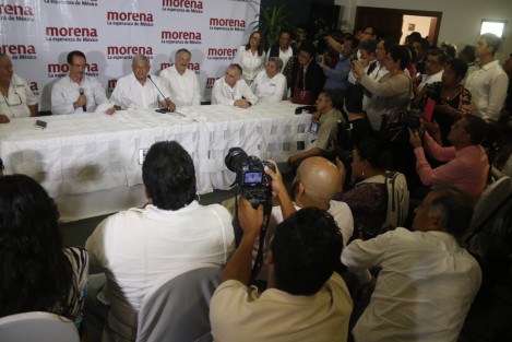 El dirigente nacional de MORENA, Andrés Manuel López Obrador, sostuvo una reunión con empresarios de Boca del Río. 