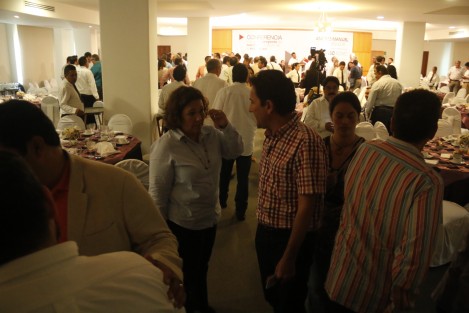 Al encuentro de Andrés Manuel López Obrador con empresarios, acudieron entre otros, Yolanda Gutiérrez Carlín y Rafael Arias Hernández.  