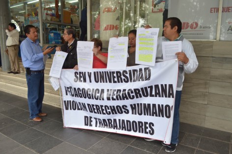 Trabajadores de la Univeridad Pedagógica se manifestaron esta mañana en Xalapa, pues aseguran que la SEV violenta sus derechos humanos al no pagar sus salarios por el trabajo que realizan. 