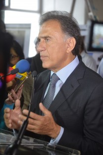 Respecto a la salud de Flavino Ríos, de quien algunos medios han reportado su estado como delicado, el gobernador Miguel Ángel Yunes dijo que no está grave, sino que tiene un problema de presión alta, por lo que los médicos se encuentran evaluando su situación