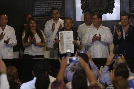El exboxeador Julio César Chávez recibió un reconocimiento como huésped distinguido en la sala de cabildos del palacio municipal de Veracruz. 