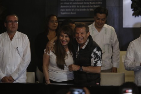 El exboxeador Julio César Chávez recibió un reconocimiento como huésped distinguido en la sala de cabildos del palacio municipal de Veracruz.