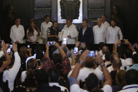 El exboxeador Julio César Chávez recibió un reconocimiento como huésped distinguido en la sala de cabildos del palacio municipal de Veracruz. 