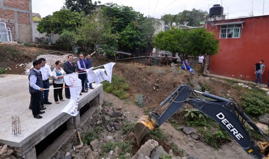 En el Ayuntamiento de Xalapa tenemos presente que la construcción de infraestructura hidráulica no se nota ni se aplaude, pero representa una gran obra de responsabilidad que hace que Xalapa sea una ciudad más segura, afirmó el alcalde Américo Zúñiga Martínez al dar el banderazo de inicio de la construcción del Colector Pluvial Guadalupe Victoria, en la colonia Morelos.
