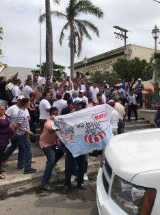 Un  grupo de presunntos militantes de Morena que se manifestaría este jueves en un evento en Alvarado, donde participaba el presidente del Partido, Andrés Manuel López Obrador, se dijeron agredidos por otro grupo de personas, a las que acusaron de ser contratadas por  dirigentes estatales del partido. 