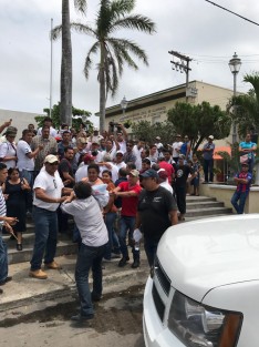 Un  grupo de presunntos militantes de Morena que se manifestaría este jueves en un evento en Alvarado, donde participaba el presidente del Partido, Andrés Manuel López Obrador, se dijeron agredidos por otro grupo de personas, a las que acusaron de ser contratadas por  dirigentes estatales del partido. 