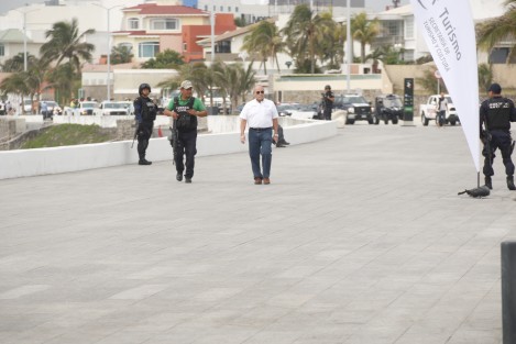 Martín Cordero Luqueño, director de Seguridad Ciudadana en Boca del Río,  negó que  ayer jueves fuera privado de su libertad como se dio a conocer, incluso por las autoridades. Dijo que al cerrárseles un auto optaron por bajarse de su vehículo y viajar en taxi.  