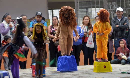 Con convivios y algunos festivales más de 2 millones de estudiantes en el estado de Veracruz salieron de vacaciones hoy para disfrutar de la Semana Santa, en algunos casos regresarán hasta el 24 de abril de vacaciones y otros hasta el 26. 