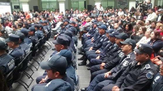En el Palacio Municipal de Xalapa se hizo entrega de equipo e implementos para la seguridad, por 25 millones de pesos,con recursos de FORTASEG. 