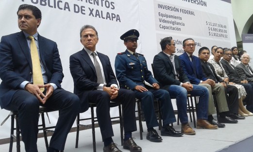 En el Palacio Municipal de Xalapa se hizo entrega de equipo e implementos para la seguridad, por 25 millones de pesos,con recursos de FORTASEG. 