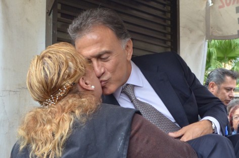 Luego del evento de entrega de equipamiento a la policía, Miguel Ángel Yunes pasó a que le lustraran el calzado en el parque Juárez, donde fue saludado por algunos ciudadanos. 