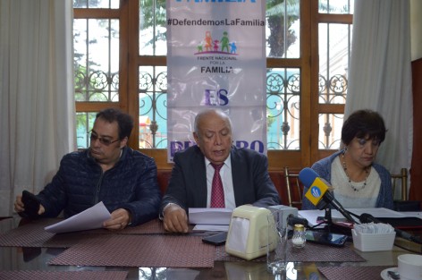  Ignacio Valderrama Ramos, presidente de la Unión Regional de padres de familia, aseguró que no hay motivo para que se reforme el artículo 75 del Código Civil, donde las uniones entre personas del mismo sexo se llamarían matrimonio.
