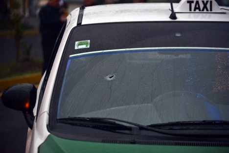 Al tratar de huir el conductor se impactó contra otro vehículo, y su pasajero fue levantado por los agresores.  