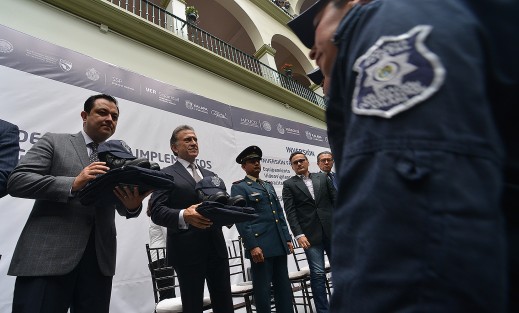 La seguridad pública en Xalapa es una prioridad, por eso hemos construido una alianza entre los tres órdenes de gobierno y la sociedad para garantizarla, afirmó el alcalde Américo Zúñiga Martínez al hacer entrega al Gobierno del Estado de equipo e implementos para la protección de los xalapeños y la prevención del delito adquiridos con el Programa de Fortalecimiento a la Seguridad 2016 (Fortaseg).