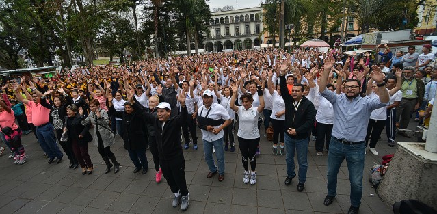 En el parque Juárez de la ciudad de Xalapa se comemoró el Día Mundial de la Salud, para lo cual  empleados IMSS, encabezados por el delegado federal, Antonio Benítez Lucho, la diputada local Ángela Soto, así como otros grupos de personas, realizaron una jornada de ejercicio. 