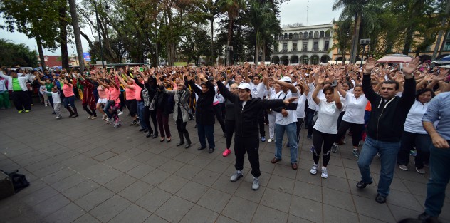 En el parque Juárez de la ciudad de Xalapa se comemoró el Día Mundial de la Salud, para lo cual  empleados IMSS, encabezados por el delegado federal, Antonio Benítez Lucho, la diputada local Ángela Soto, así como otros grupos de personas, realizaron una jornada de ejercicio. 