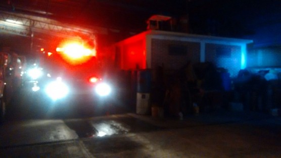 El colmo de los bomberos de Orizaba... que les APAGUEN... la luz.  Debido a un adeudo de 363 mil pesos CFE cortó el suministro a la estación de bomberos, pese a existir un convenio de subsidio. Pedirán apoyo de autoridades municipales, y a la comunidad, ya que ni empresarios, ni municipios  colindantes, o la misma CFE les ayudan, pese a que se han beneficiado en ocasiones con sus servicios. 