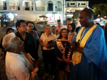 El Príncipe del Reino Bamoun de Camerún, Jean Louis Bingna, visitó la región de Papantla por invitación del Club Rotario Internacional para exponer su libro <em>La Esencia de un Príncipe Bantú</em>.  