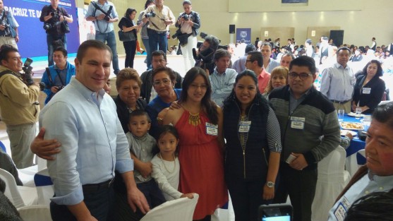 El ex gobernador del estado de Puebla, Rafael Moreno Valle, mantiene este sábado por la tarde reuniones con bases y estructuras panistas de la región zona centro de las altas montañas, Veracruz, iniciando su recorrido en la ciudad de Orizaba.