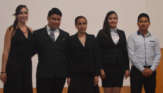 La alumna de Ingeniería en Agricutltura Sustentable, Siboney Morales García (centro), de la Universidad Tecnológica del Sur de Morelos (Utsem), obtuvo el Primer lugar del certamen Nacional de Declamación (segunda vez consecutiva), este viernes en el Auditorio Clavijero, del centro de la ciudad de Morelia, Michoacán. 