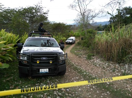 El cuerpo sin vida de una mujer fue localizado la mañana de este sábado en un camino de terracería a la entrada de un rancho perteneciente a la localidad Fraternidad, municipio de Amatlán; presentaba el tiro de gracia y tenía el rostro desfigurado.
