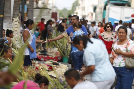 Artesanos de Tlaxcala y Puebla ofertan los tradicionales ramos afuera de la catedral de Veracruz. Los precios varían entre los 20 y 50 pesos.