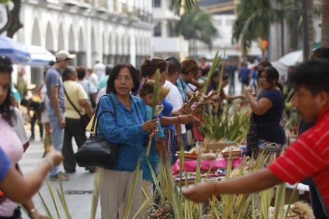Artesanos de Tlaxcala y Puebla ofertan los tradicionales ramos afuera de la catedral de Veracruz. Los precios varían entre los 20 y 50 pesos.