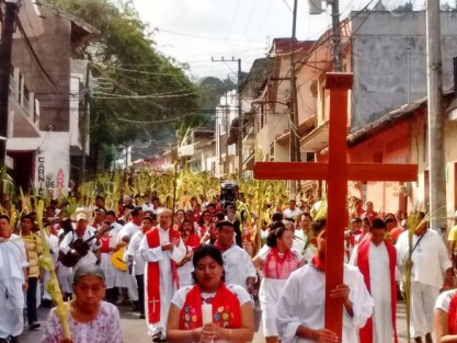 La feligresía católica en Papntla inició las actividades de la Semana Santa con el Domingo de Ramos,  donde se dieron cita más de cuatro mil católicos para continuar con esta tradición.