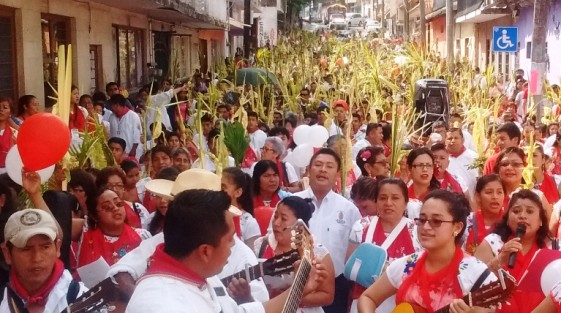 La feligresía católica en Papntla inició las actividades de la Semana Santa con el Domingo de Ramos,  donde se dieron cita más de cuatro mil católicos para continuar con esta tradición. 